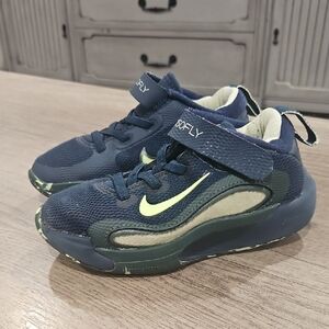  NikeNike IsoFly Little Kids' Basketball Shoes size 9Y
